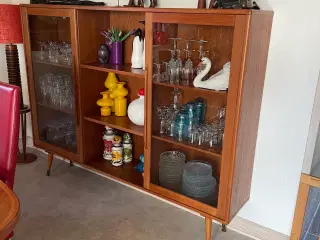 Teaktræs vitrine / skænk med glaslåger