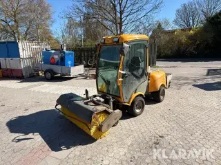 Redskabsbærer Stiga Titan 26H med kost saltudlægger og klippebord