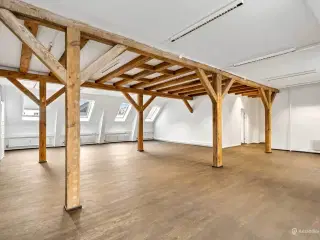 Historisk pakhus med fritlagte bjælker og hyggelig brostensbelagt gård - kombineret med moderne Street Art Museum