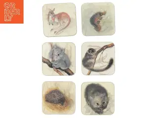 Sæt med 6 drikkebrikker med dyremotiver fra The Pettis Studio Collection (str. 6 stk Ø 9x9 cm)