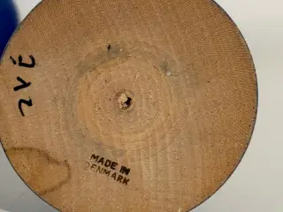 Retro lysestager i blå malet træ.