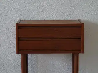Sengebord i teaktræ