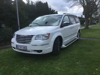 Chrysler Town & Country Limited. 2010.