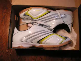 Adidas fodboldsko helt nye i æske