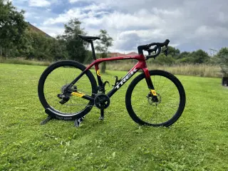 Trek Domane SLR 6 Gen 4 eTap – Landevej & Gravel i