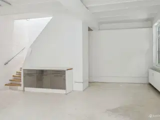 Kreativt værksted / showroom i atmosfærefyldt kvarter