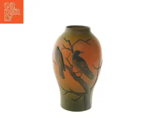 Ipsens Enke, Bornholm. Vase af keramik. Motiv af fugle på gren. (str. Ø 7,5x25 cm)