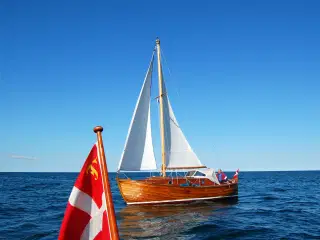 Flot motorsejler sælges.