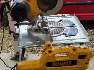 DW743N-QS 250 mm vendbar kap-/geringssav
