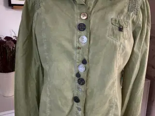 Farverig grøn skjorte flotte knapper fra PIRO/L