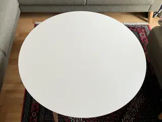 Sofabord med praktisk hylde