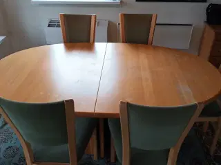 Praktisk spisebord med 6 pæne stole