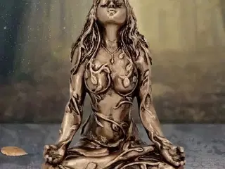 * Moder Jord-figur (Gaia-gudinde) siddende i Lotus