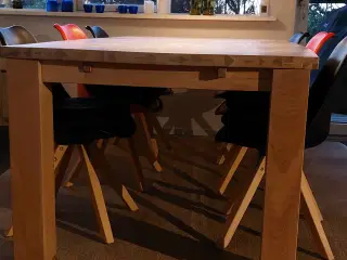 Flott egebord med 2 forlengelseplater a 50cm 