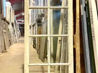 Klassisk 8-ruders vinduesramme m. gammelt glas