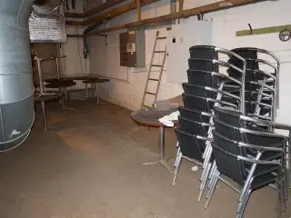 9 stk caféborde samt 20 stk. stabelstole
