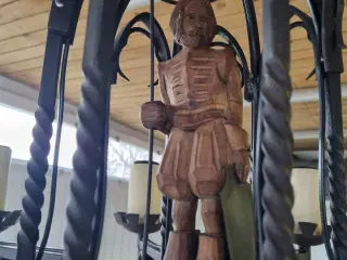 Smedejerns lampe med træ figur. Borglampe 