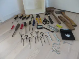 Håndværktøj m.m. Håndøkse, træ kølle, metal hammer