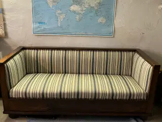 Antik sofa og stol samt hylde