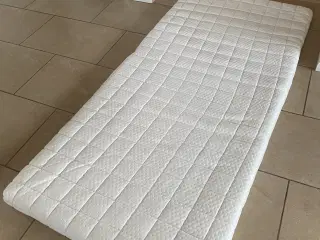 Topmadrasser i hvide