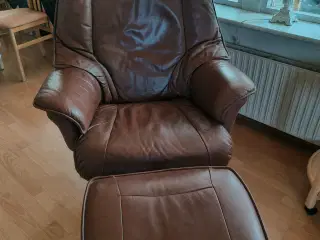 2 stk pæne brune læder stole med skamler