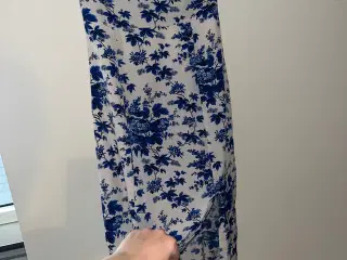 Blå/hvid blomstret strop kjole med slids