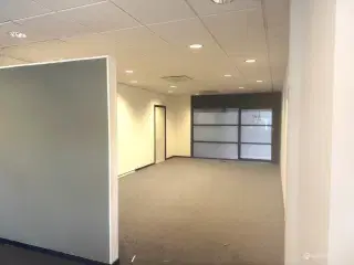 Kontor med adgang til køkken og toiletter