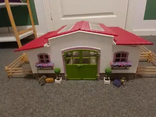 Hestestald og ridehal