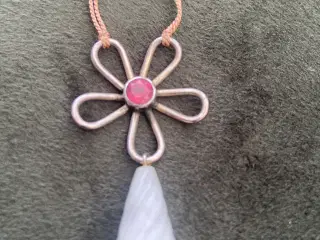 Utrolig yndig halskæde med lyserød krystal 