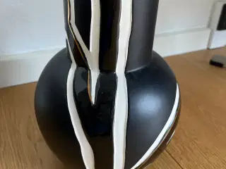 Elegant Sort vase med hvide og “guld” striber