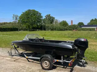 Speedb�åd med bådtrailer og påhængsmotor