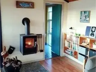 60 m2 sommerhus ved Virksund. Udsigt over fjord/havn. 5 sovepladser. Har DR kanaler og Cromecast, br�ndeovn/ stor terrasse. T�t ved strand, k�bmand og golfbane.