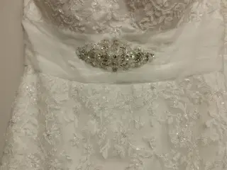 Brudekjole med slør fra Lilly sælges BILLIGT