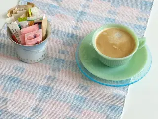 Bordløber, ruflet med pasteller og frynser, 104 x 32 cm