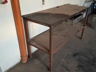 Arbejdsbord med hylde