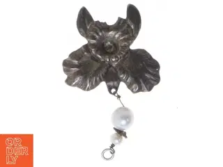 Blomsterformet broche med perler (str. 6 cm)