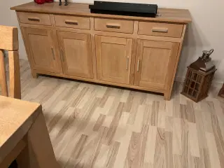 Skænk med vitrine skab sælges