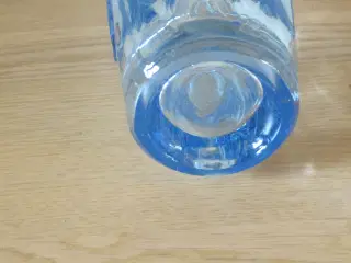Fin  tjekkisk vase ca 18 cm i højden