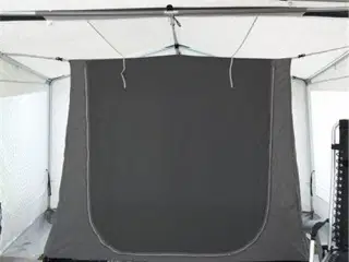 Isabella Indertelt til anneks. 