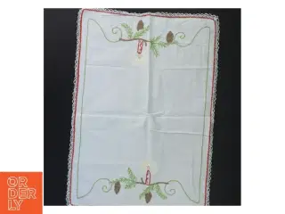 Håndbroderet juledug med lys og grene (str. 44x31 cm)