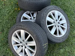 VW Polo originale alufælge med sommerdæk.