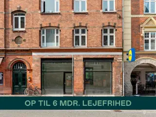 Flot butik/klinik/Coffee shop med store facadevinduer –