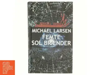 Femte sol brænder : roman af Michael Larsen (f. 1961) (Bog)
