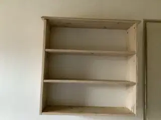 Fin hænge reol i hvidvasket fyrretræ.