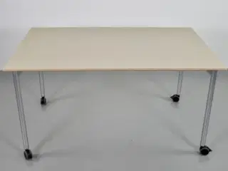 Zeta konference-/mødebord med beige plade og alugrå ben, på hjul