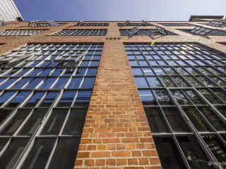Skønt kontor med rå og industrielle rammer