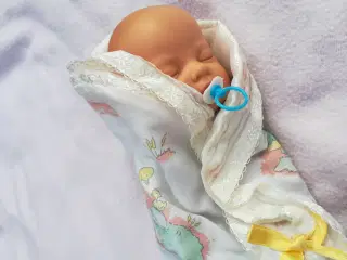 Super sød baby hånddukke 