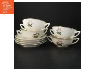 4 suppeteriner med undertallerkener fra Royal Copenhagen (str. Kop ø, 13 cm. underkop. ø. 17 cm. 4 sæt)