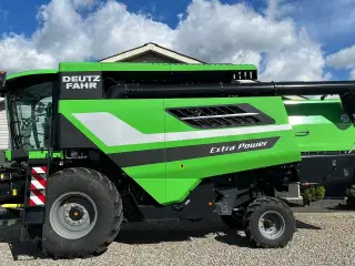 Deutz-Fahr C 7206 With 24feed - 7.2m header. New and unused Combine together with 7.2m header