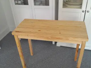 Bord i genbrugstræ